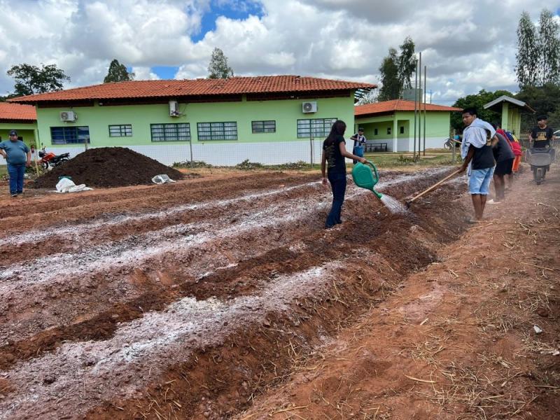 Itaipu Binacional e Educação de Japorã iniciam horta comunitária na Escola Marina Lopes