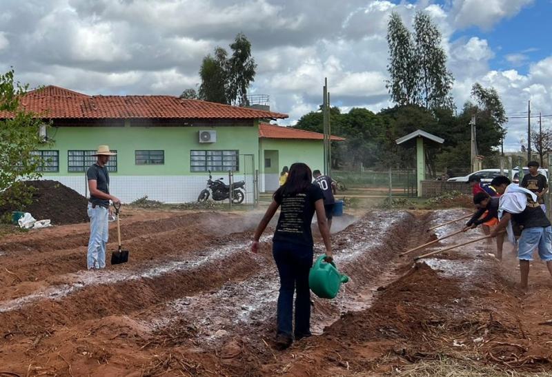 Itaipu Binacional e Educação de Japorã iniciam horta comunitária na Escola Marina Lopes